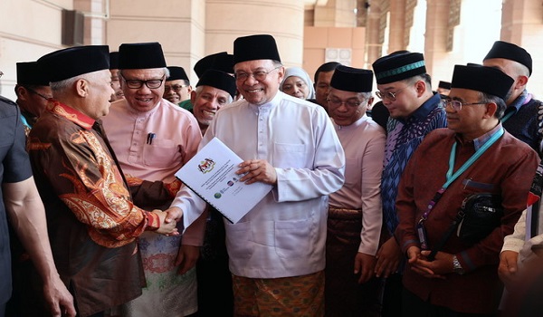 Perdana Menteri Datuk Seri Anwar Ibrahim menerima Deklarasi Majlis Cendiakawan MADANI Malaysia Indonesia 2025 daripada Pengerusi Pusat Dialog dan Kerjasama antara Tamadun Indonesia Prof Dr M. Din Syamsuddin (kiri) selepas menunaikan solat Jumaat di Masjid Putra/ BERNAMA